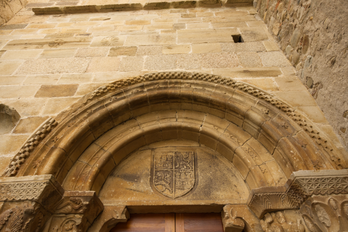 Timpano y arquivoltas de la portada de la iglesia del monasterio de Carracedo